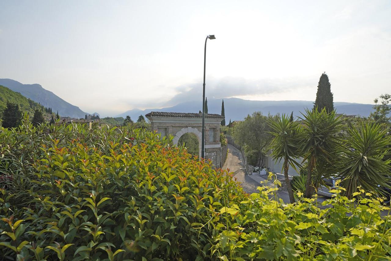 Villa Bouganville ตอสโกลาโน มาแดร์โน ภายนอก รูปภาพ