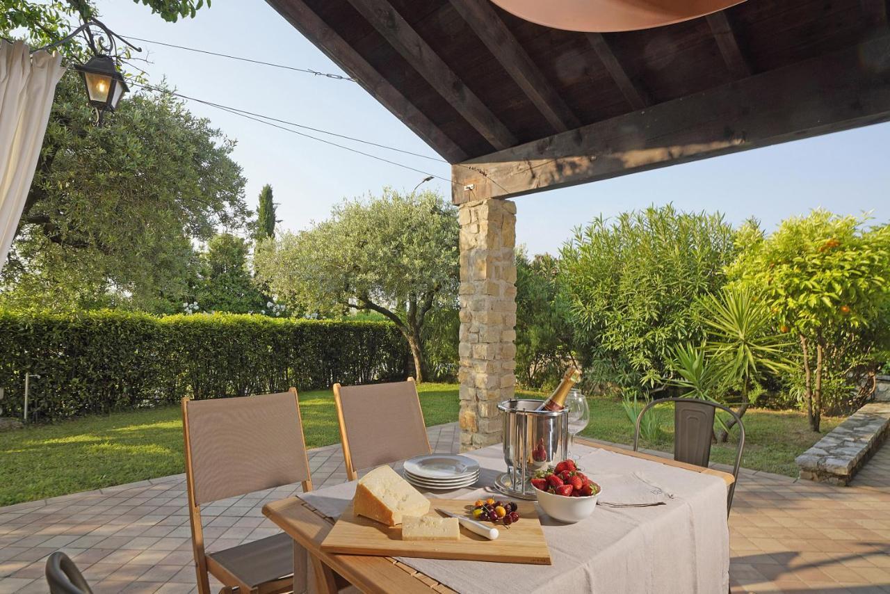 Villa Bouganville ตอสโกลาโน มาแดร์โน ภายนอก รูปภาพ