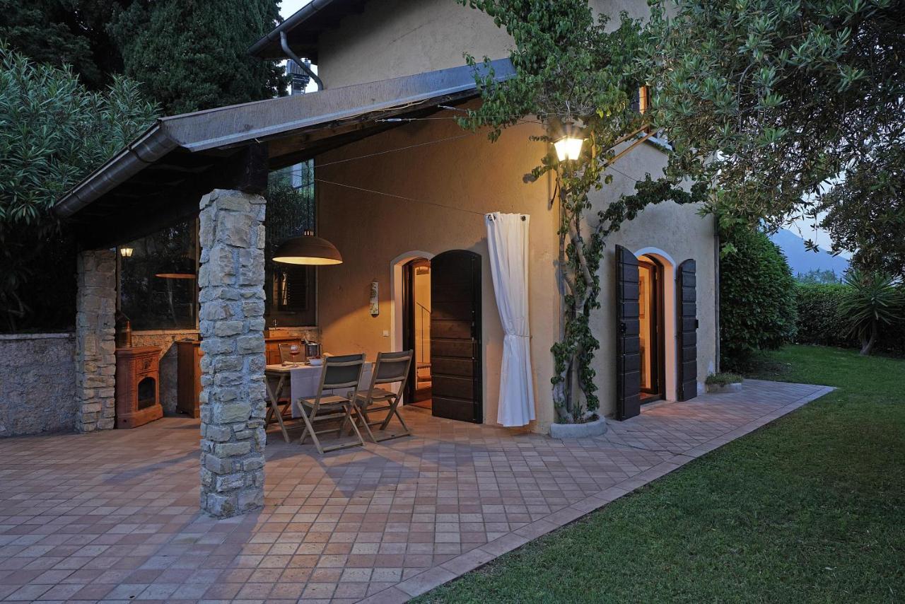Villa Bouganville ตอสโกลาโน มาแดร์โน ภายนอก รูปภาพ